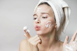 Sữa Rửa Mặt Có Làm Sạch Kem Chống Nắng Không?