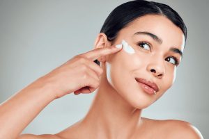 Nên bôi kem chống nắng lúc mấy giờ sáng?