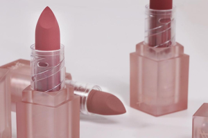Son thỏi lì Bbia Last Lipstick có mịn và nhẹ môi không?