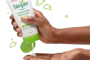 Review sữa rửa mặt Simple Kind to Skin Moisturising Facial Wash cho da nhạy cảm