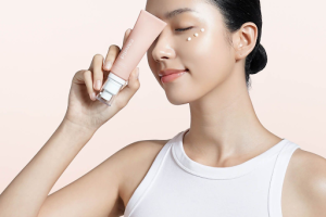 Kem mắt Candid Gold Collagen Peptide có tốt không? Có làm mờ vết chân chim?